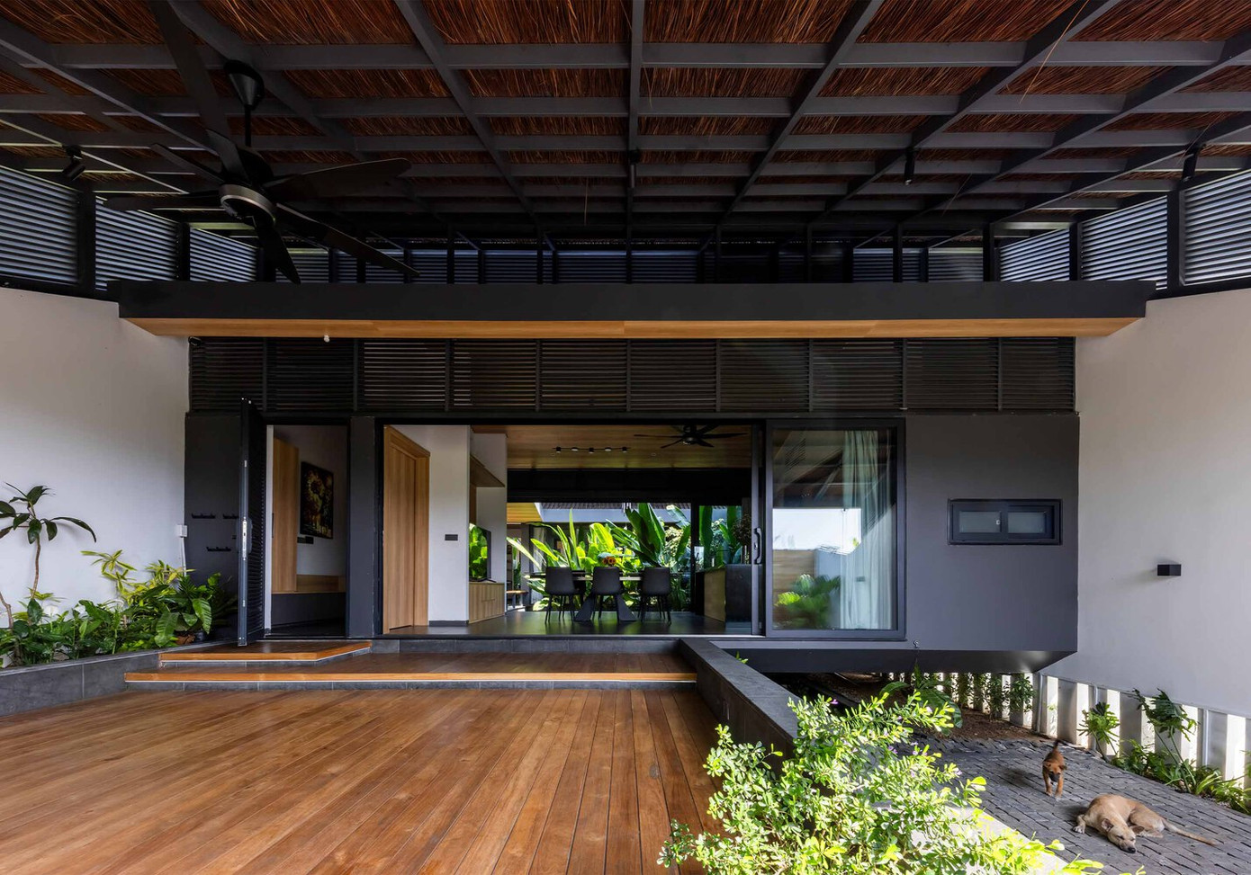 Việc giảm không gian sử dụng để nhường chỗ cho các khu vực chuyển tiếp giúp tăng cường kết nối với thiên nhiên và thúc đẩy sự tương tác giữa các cá nhân nhiều hơn, nuôi dưỡng sức khỏe cả về thể chất và tinh thần.