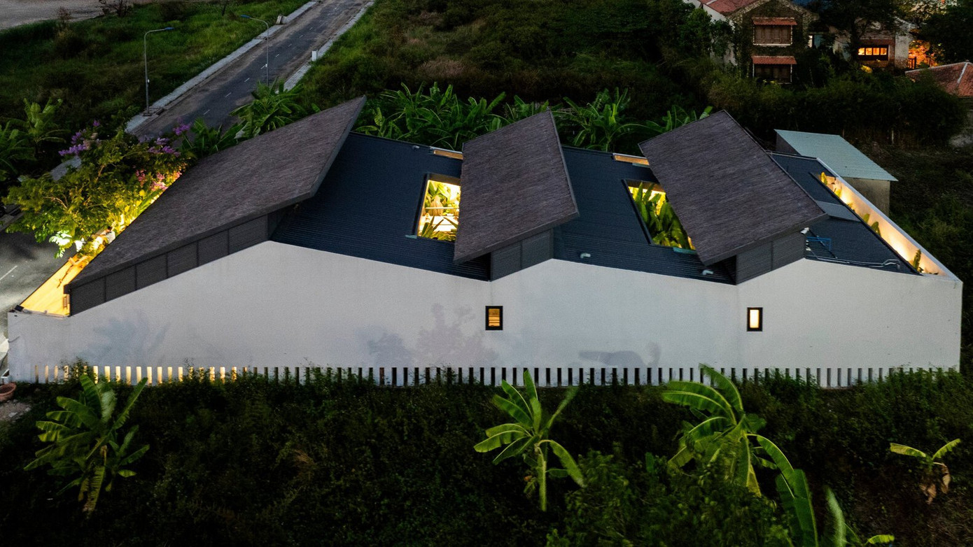 Mái dốc hai lớp đóng vai trò là giải pháp hiệu quả để giảm truyền nhiệt mặt trời. Hơn nữa, sàn nâng của ngôi nhà có tác dụng chống lũ tự nhiên đồng thời thúc đẩy khả năng tản nhiệt nhanh và mang đến không gian vui chơi hấp dẫn cho trẻ em.