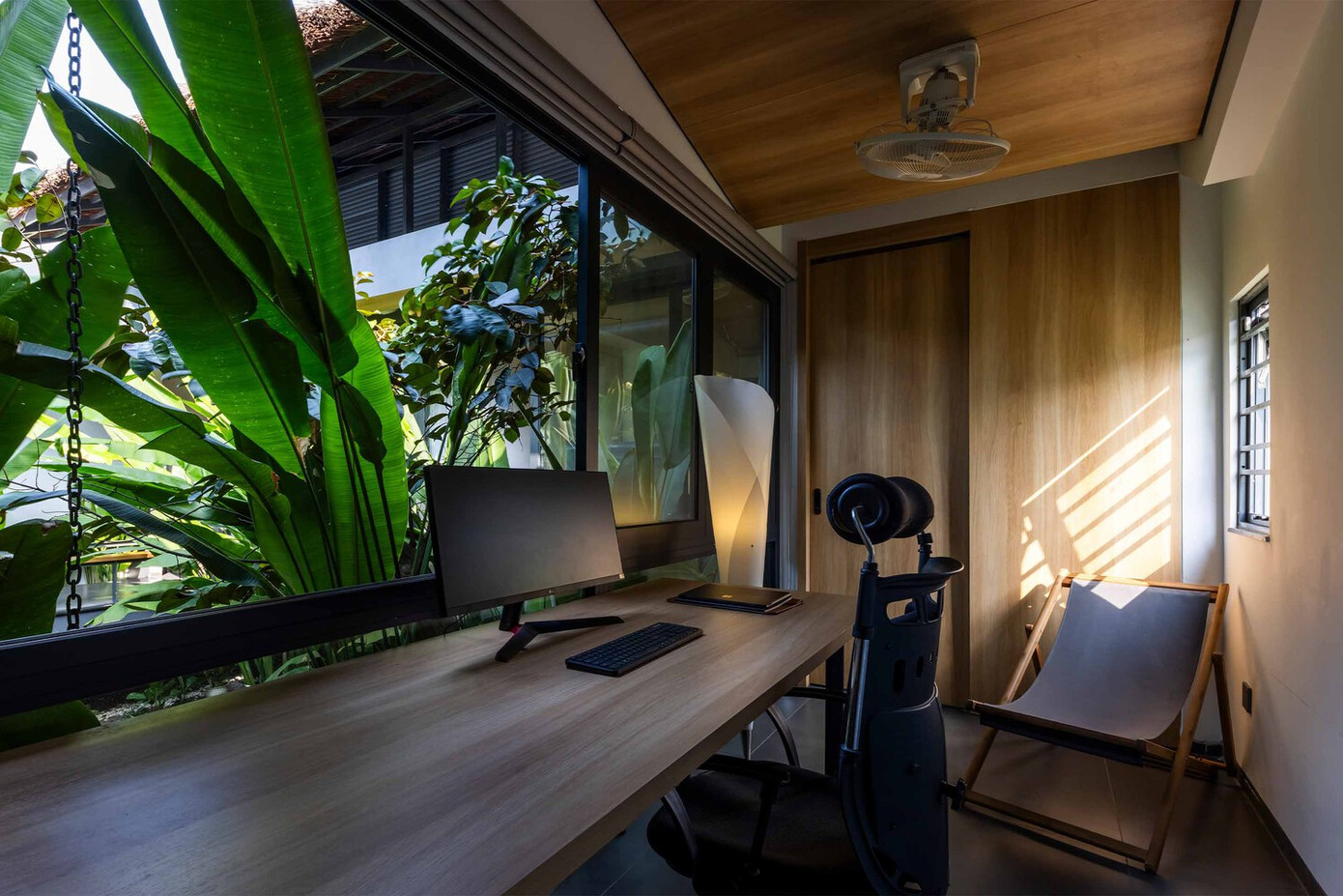 Gia chủ mong muốn một không gian sống hòa nhập hoàn hảo với thiên nhiên, cung cấp không gian rộng rãi cho con cái vui chơi và khám phá, mà vẫn đảm bảo đầy đủ tiện ích của một ngôi nhà đô thị hiện đại.