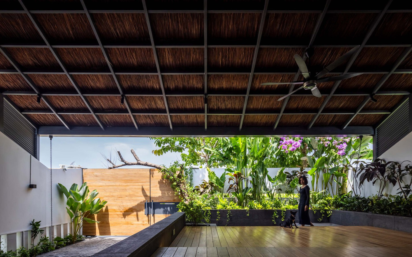 Các đặc điểm như sân, hiên và hành lang, đặc trưng của kiến trúc theo mùa nhiệt đới, đóng vai trò là không gian chuyển tiếp giữa khu vực trong nhà và ngoài trời, giảm thiểu bức xạ nhiệt vào các khu vực sinh hoạt chính.