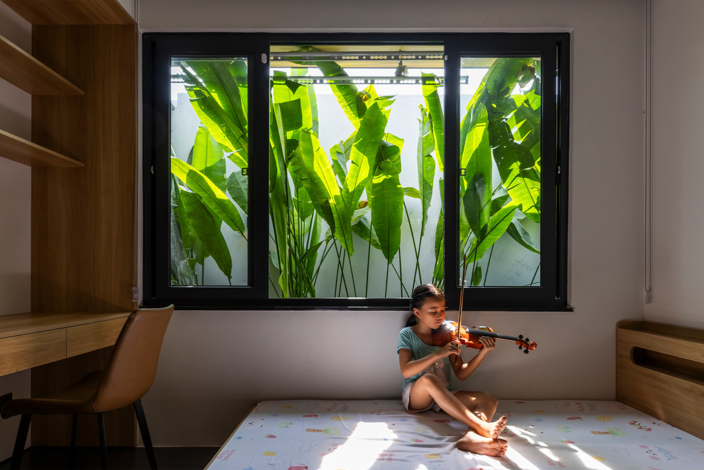 Hầu hết các khu vực trong nhà đều có tầm nhìn ra khu vườn xanh tươi và cửa sổ trần, mời gọi thế giới tự nhiên vào bên trong.