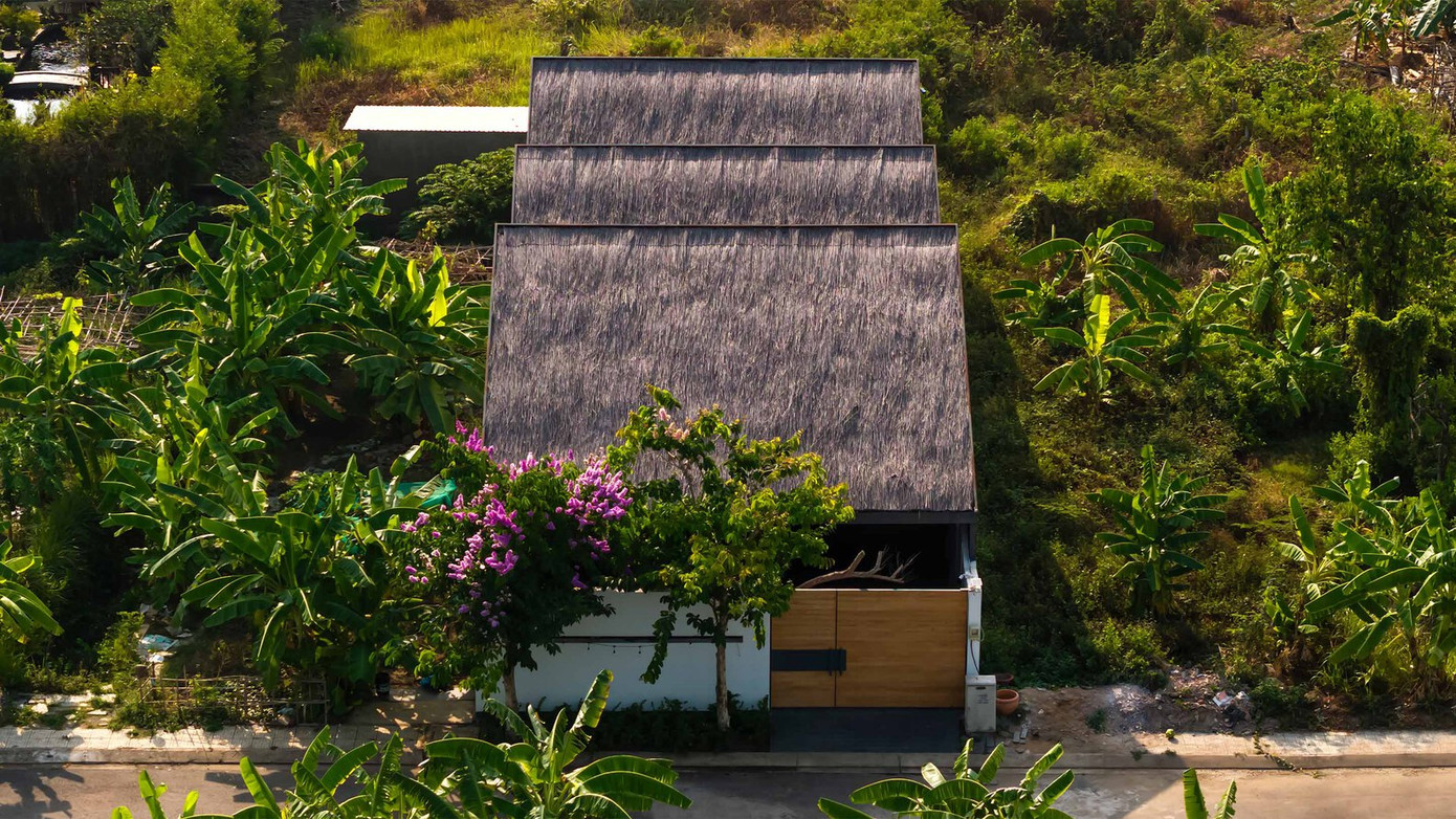 Ngôi nhà này là tổ ấm của một gia đình trẻ gồm năm thành viên, nằm trong khu dân cư mới cách trung tâm TP HCM 20km về phía Đông, nơi có mật độ dân số thấp và có nhiều không gian xanh.