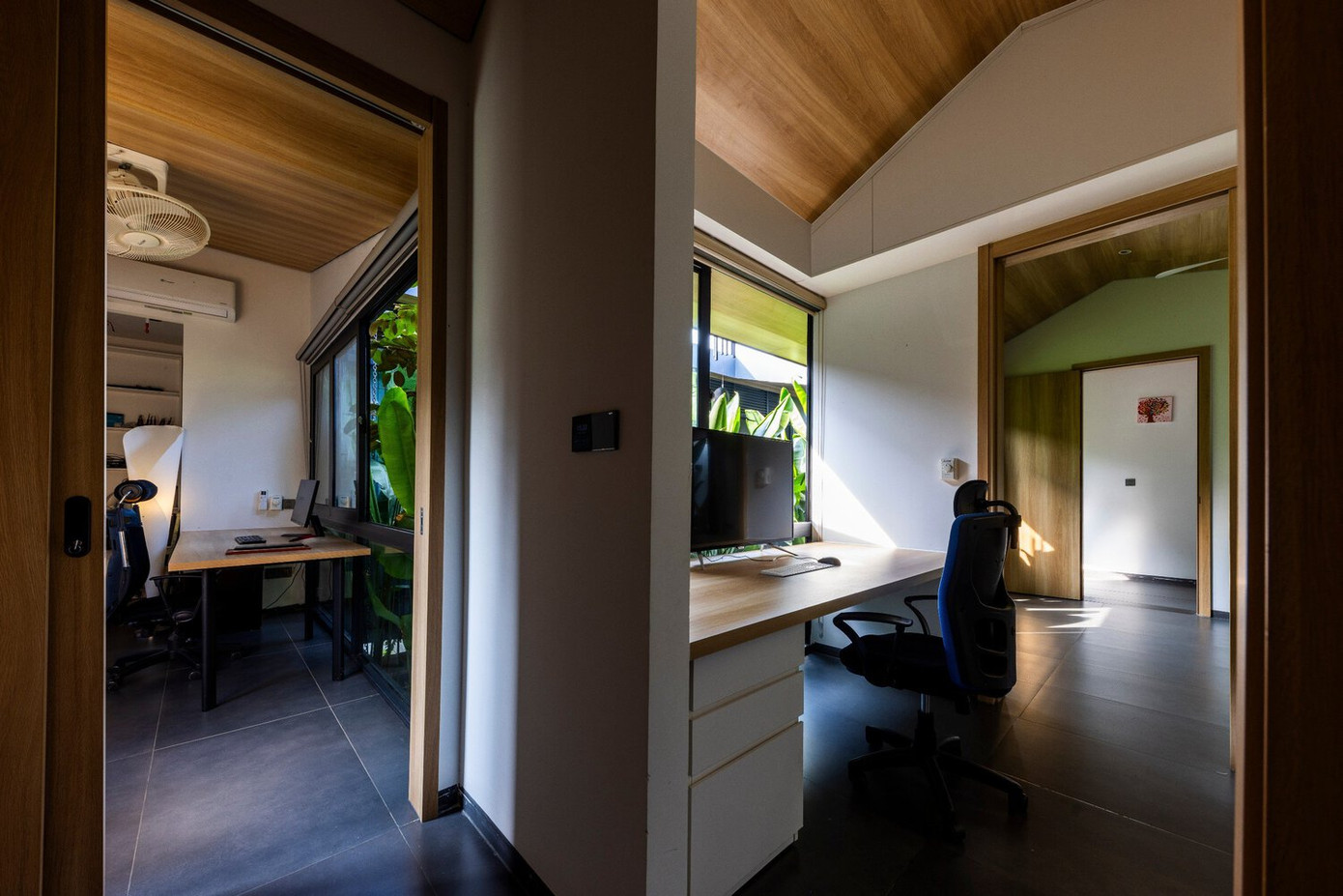 Chuyển từ cuộc sống chung cư cao tầng sang tầng trệt, gia chủ tìm kiếm một không gian vẫn giữ được những chức năng quen thuộc. Do đó, tất cả các hoạt động được tập trung vào một tầng duy nhất rộng 300m2, phản ánh chức năng của một căn hộ điển hình.