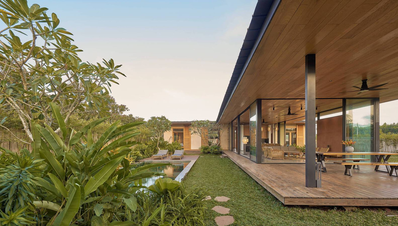 Khu vực ăn uống ngoài trời với tiện nghi nướng thịt, được kết nối với phòng khách, cho phép tận hưởng những buổi tối miền nhiệt đới đồng thời tránh được côn trùng và các sinh vật khác nhờ sân hiên được nâng cao so với mặt đất tự nhiên.