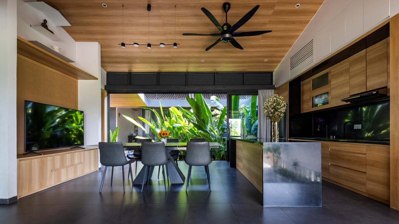 Gia chủ mong muốn một không gian sống hòa nhập hoàn hảo với thiên nhiên, cung cấp không gian rộng rãi cho con cái vui chơi và khám phá, mà vẫn đảm bảo đầy đủ tiện ích của một ngôi nhà đô thị hiện đại.