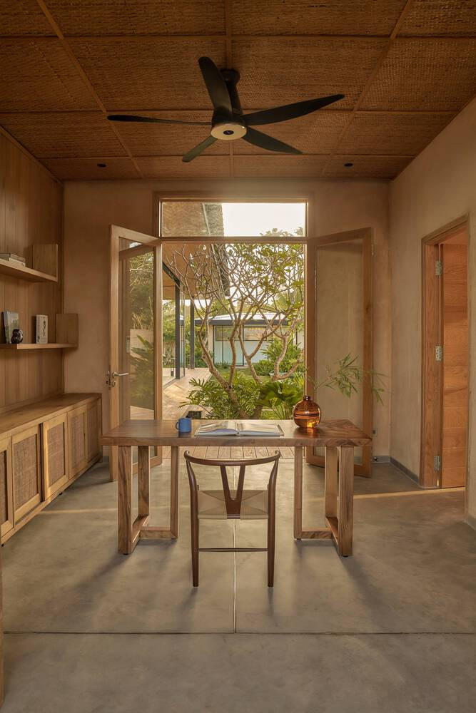 Ở lối vào phía trước, kiến trúc sư bố trí gara, đồng thời là phòng tiện ích, cùng với khu vườn riêng dành cho phòng ngủ chính.