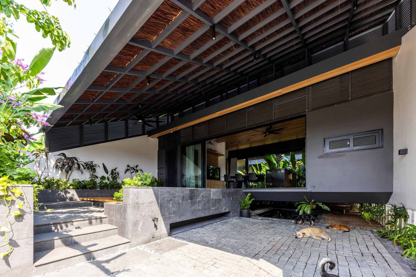 Để tạo ra khí hậu thoải mái cho ngôi nhà hướng về phía Tây, một hệ thống sàn và kết cấu che nắng đặc biệt đã được thiết kế.