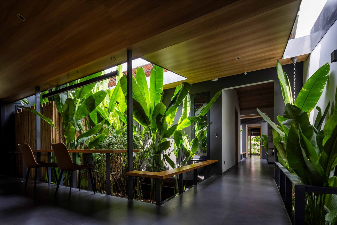 Từ bên trong, người ta có thể trải nghiệm những sắc thái luôn thay đổi của thiên nhiên suốt cả ngày và các mùa, nhờ vào không gian xanh phong phú được trang trí bằng nhiều loại thực vật, luôn tràn ngập ánh sáng, mưa và gió tự nhiên.