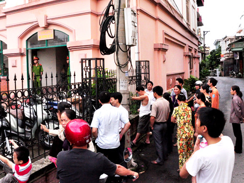 Ngay khi hai chiếc xe đặc chủng đưa các bị cáo Sầm Đức Xương, Nguyễn Thị Thanh Thuý, Nguyễn Thuý Hằng vào đến sân toà, những nhà báo nhanh chân nhất cũng đã bị lực lượng bảo vệ trật tự che chắn ống kính khi họ định tác nghiệp bằng máy ảnh