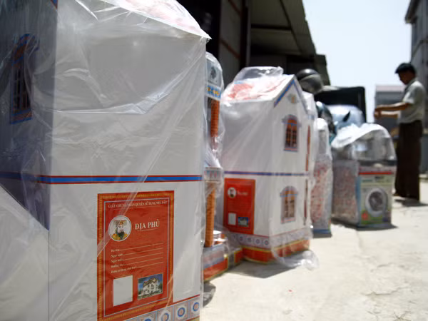 Nhà tầng được bày bán la liệt ngoài đường