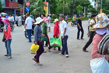 Bát nháo giữa đường quốc lô 1D. Ảnh: Việt Hương