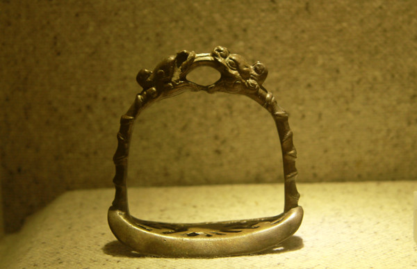 Rồng trang trí trên bàn đạp yên ngựa bằng đồng (triều Lê Trung Hưng, thế kỉ 17-18)