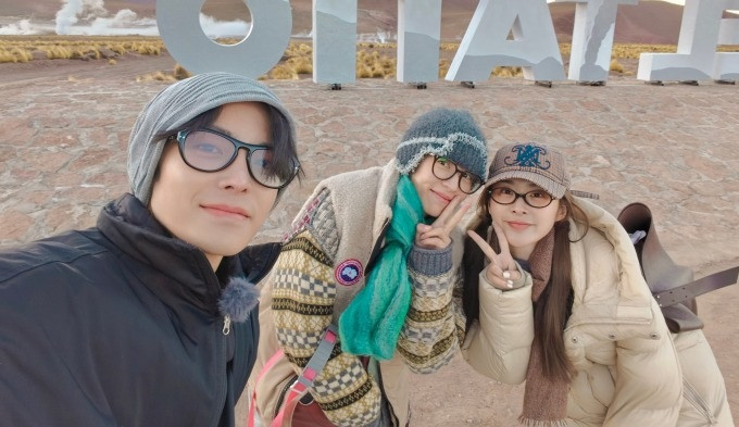 Một đàn chị khác là MC Lưu Diệp cũng là nạn nhân của Châu Vũ Đồng. Khi nhóm chụp ảnh chung, diễn viên họ Châu đã đẩy đàn chị ra để đứng ở giữa. Một đàn chị khác là MC Lưu Diệp cũng là nạn nhân của Châu Vũ Đồng. Khi nhóm chụp ảnh chung, diễn viên họ Châu đã đẩy đàn chị ra để đứng ở giữa.