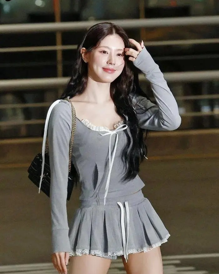 Các ca sĩ Kpop như Jennie (BLACKPINK), Miyeon ((G)I-DLE), Sandara Park (2NE1), Momo (Twice) từng mặc trang phục của thương hiệu Việt. Các ca sĩ Kpop như Jennie (BLACKPINK), Miyeon ((G)I-DLE), Sandara Park (2NE1), Momo (Twice) từng mặc trang phục của thương hiệu Việt.