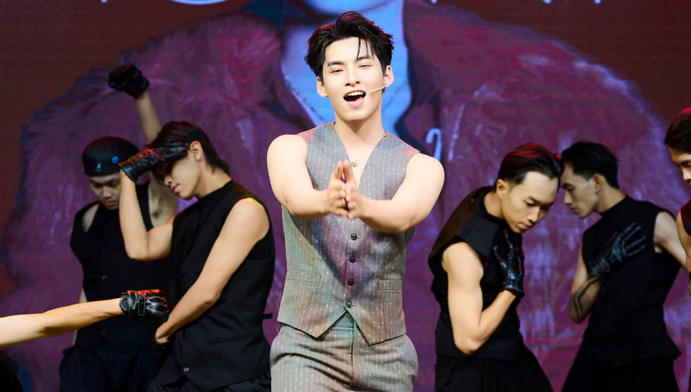 Hùng Huỳnh được đánh giá cao về khả năng vũ đạo, kiểm soát sân khấu.