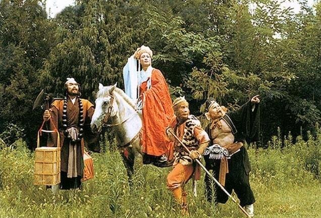 Tạo hình Tôn Ngộ Không áo hồng tay lỡ bị đạo diễn Dương Khiết chê xấu xí. Tạo hình Tôn Ngộ Không áo hồng tay lỡ bị đạo diễn Dương Khiết chê xấu xí.