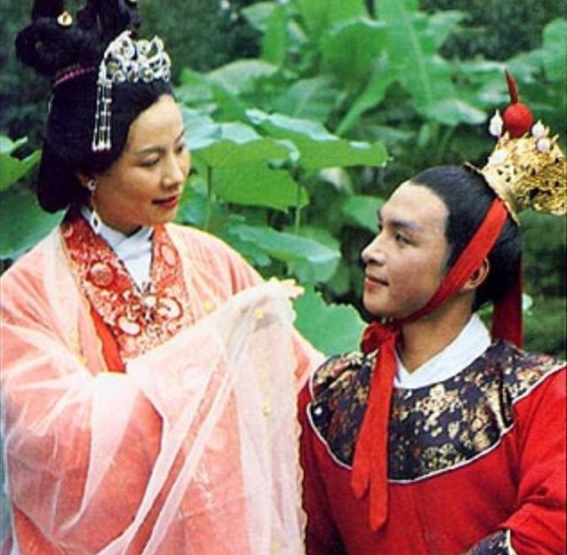 Vai diễn mẫu hậu đầu tiên do nữ diễn viên Trịnh Sở Kỳ đóng. Vai diễn mẫu hậu đầu tiên do nữ diễn viên Trịnh Sở Kỳ đóng.