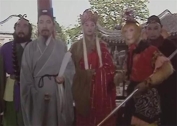 Cảnh phim chính thức được phát sóng. Trang phục của Tôn Ngộ Không đẹp hơn rất nhiều. Cảnh phim chính thức được phát sóng. Trang phục của Tôn Ngộ Không đẹp hơn rất nhiều.