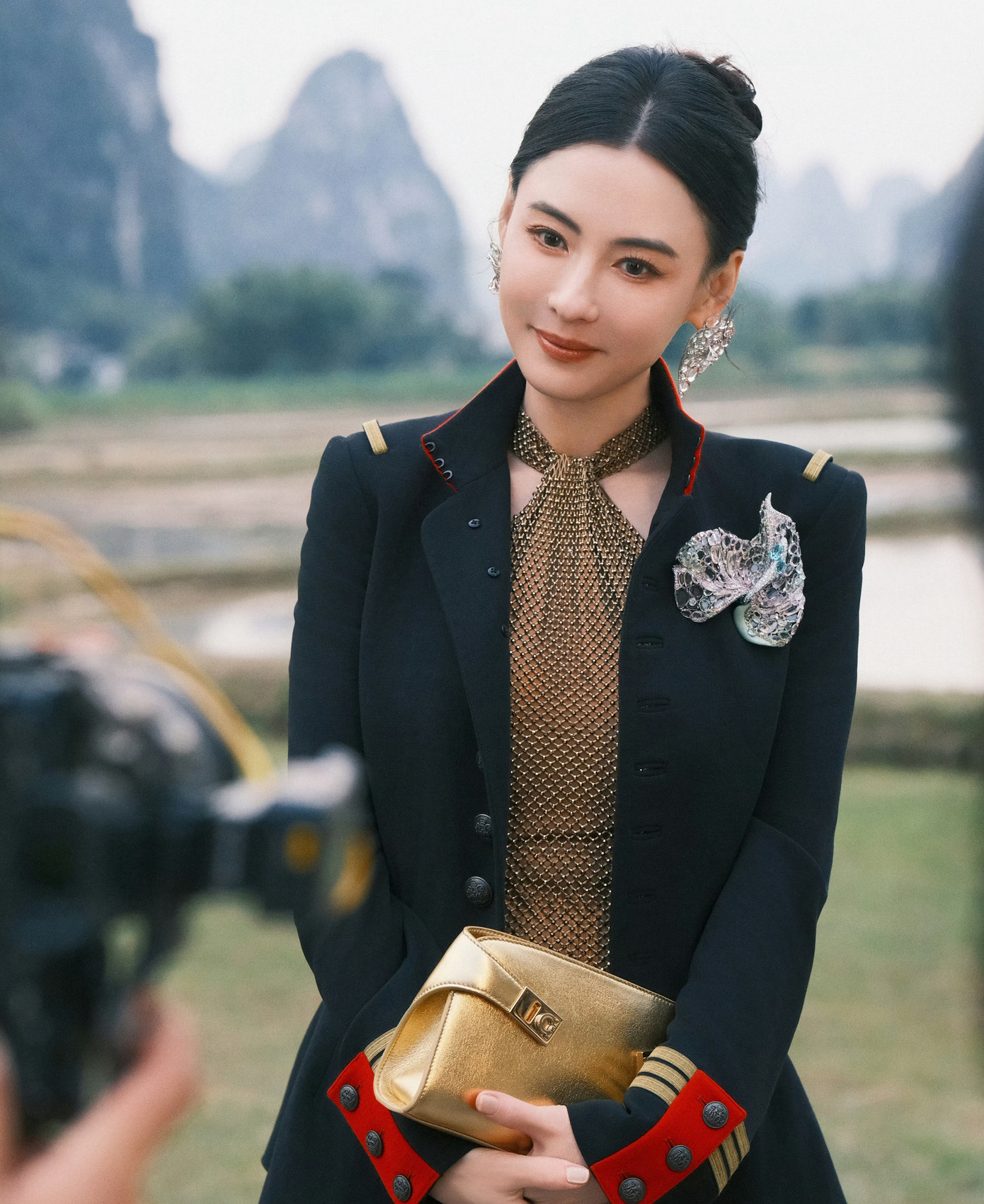 Trương Bá Chi được săn đón mỗi khi tham gia sự kiện. Dù hình ảnh chất lượng thấp, nhan sắc của nữ diễn viên cũng tỏa sáng.