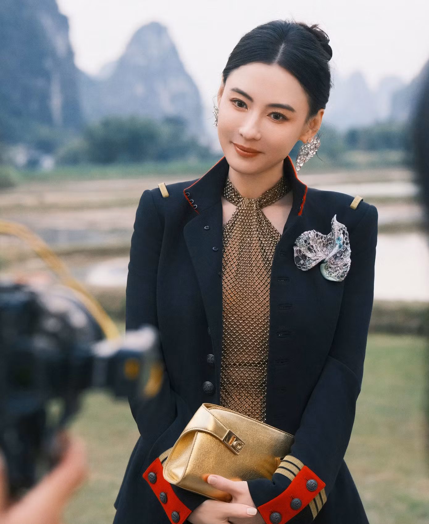 Trương Bá Chi được săn đón mỗi khi tham gia sự kiện. Dù hình ảnh chất lượng thấp, nhan sắc của nữ diễn viên cũng tỏa sáng.