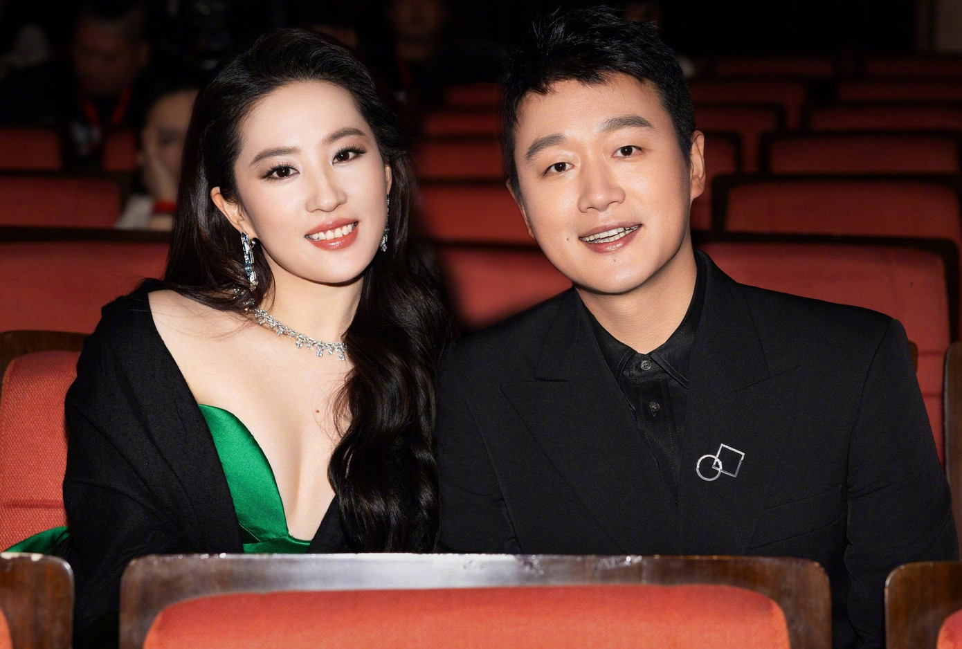 Theo QQ, tối 5/11, sự kiện Đêm hội tầm nhìn Weibo thu hút sự chú ý của khán giả vì có hàng chục nghệ sĩ tham gia gồm Triệu Lộ Tư, Ngu Thư Hân, Lưu Diệc Phi, Vương Sở Nhiên, Vương Hạc Đệ, Ngụy Triết Minh, Châu Dã, Đàn Kiện Thứ, Trương Vãn Ý, Điền Hi Vi... Trong đó, Lưu Diệc Phi được đánh giá ngôi sao có địa vị cao nhất và quan tâm nhất.