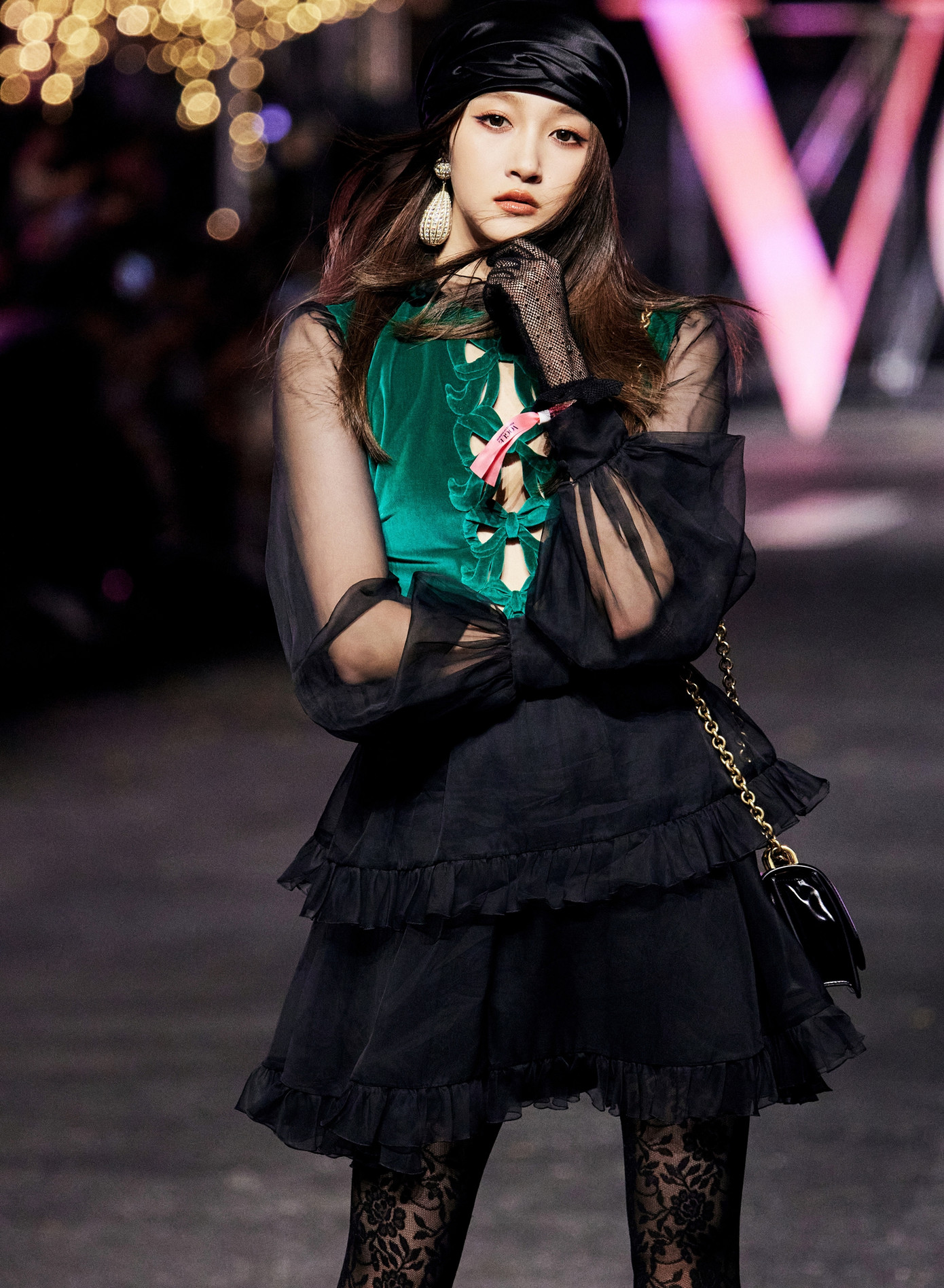 Có người đẹp được khen nhưng cũng có người gây thất vọng như Quan Hiểu Đồng với phong cách thời trang phá cách bị ví là "cướp biển Jack Sparrow". Dù sở hữu chiều cao, đôi chân dài, Quan Hiểu Đồng luôn chìm nghỉm mỗi khi tham gia các sự kiện hội tụ nhiều ngôi sao. Có người đẹp được khen nhưng cũng có người gây thất vọng như Quan Hiểu Đồng với phong cách thời trang phá cách bị ví là "cướp biển Jack Sparrow". Dù sở hữu chiều cao, đôi chân dài, Quan Hiểu Đồng luôn chìm nghỉm mỗi khi tham gia các sự kiện hội tụ nhiều ngôi sao.