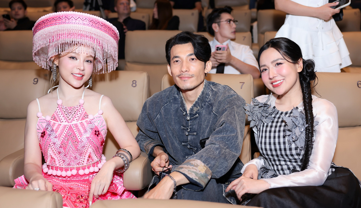 Liên Bỉnh Phát, Huyền Baby và Viên Vibi là ba thành viên tham gia show. Các nghệ sĩ làm "tiểu thương tập sự". Liên Bỉnh Phát, Huyền Baby và Viên Vibi là ba thành viên tham gia show. Các nghệ sĩ làm "tiểu thương tập sự".