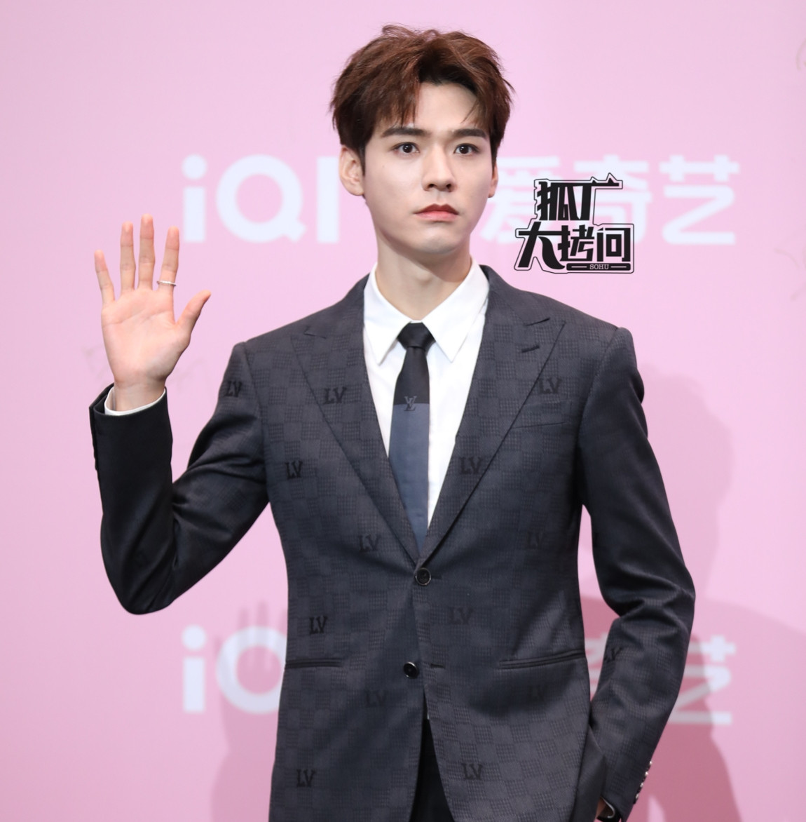 Cung Tuấn (trái) và Trương Lăng Hách điển trai tại sự kiện.