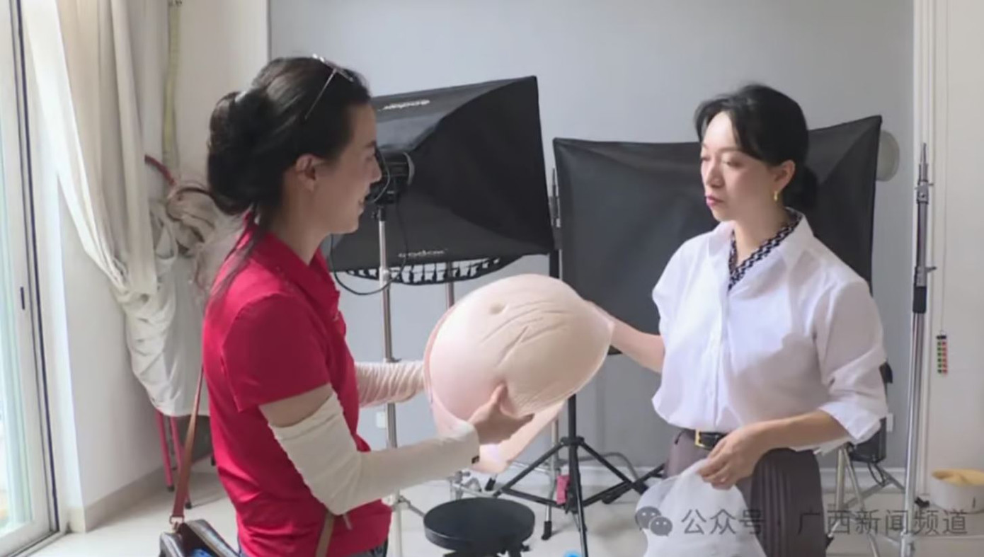 Các cửa hàng chụp ảnh chuẩn bị đủ phụ kiện là những chiếc bụng bầu nhiều kích cỡ, chia theo giai đoạn thai kỳ.