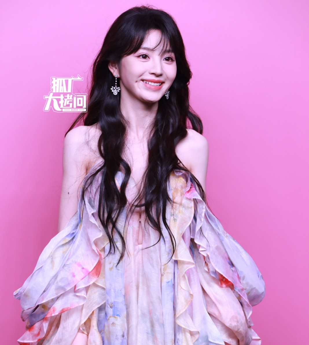 Về phía các diễn viên 9X, gây chú ý nhất là Điền Hi Vi với màn catwalk dễ thương theo đúng chủ đề tự do tự tin của chương trình. Người đẹp sinh năm 1997 đi giày sneaker thoải mái và có màn bắn tim tự nhiên, đáng yêu nhanh chóng trở thành chủ đề nóng trên Weibo và nhận về hàng trăm nghìn lời khen ngợi. Về phía các diễn viên 9X, gây chú ý nhất là Điền Hi Vi với màn catwalk dễ thương theo đúng chủ đề tự do tự tin của chương trình. Người đẹp sinh năm 1997 đi giày sneaker thoải mái và có màn bắn tim tự nhiên, đáng yêu nhanh chóng trở thành chủ đề nóng trên Weibo và nhận về hàng trăm nghìn lời khen ngợi.