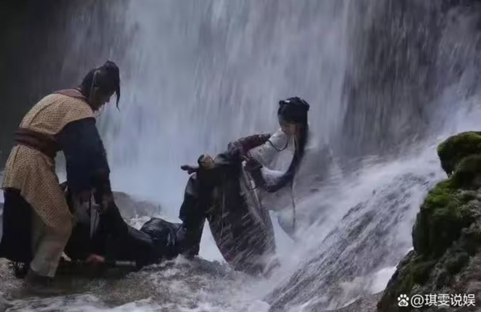 Lưu Diệc Phi bị cuốn theo dòng nước suýt mất mạng. Cô được Huỳnh Hiểu Minh và một nhân viên cứu giúp. Lưu Diệc Phi bị cuốn theo dòng nước suýt mất mạng. Cô được Huỳnh Hiểu Minh và một nhân viên cứu giúp.