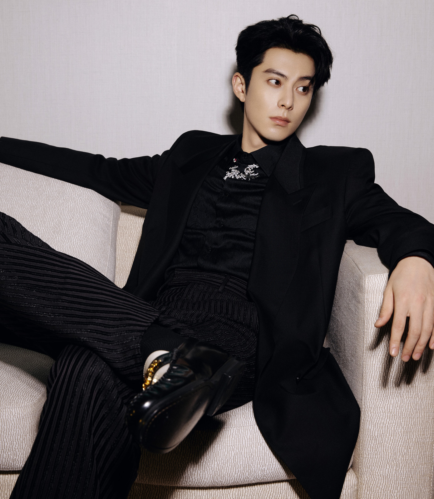 Tối 17/10, Sohu đưa tin một nửa giới giải trí Hoa ngữ đã có mặt tại Thâm Quyến, để tham gia sự kiện Đêm hội thời trang do tạp chí Vogue tổ chức. Vì đây là "Kinh Thánh thời trang" nên nhiều ngôi sao đang hot nhất đã có mặt như Dương Mịch, Lưu Diệc Phi, Lưu Thi Thi, Nghê Ni, Châu Đông Vũ, Trương Tiểu Phỉ, Triệu Lộ Tư, Quan Hiểu Đồng, Châu Dã, Điền Hi Vi, Trần Đô Linh, Lâm Duẫn, Ngu Thư Hân, Kim Thần, Lý Thấm, Cổ Lực Na Trát, Trương Nhược Quân, Cung Tuấn, Vương Hạc Đệ... thậm chí cả nữ thần Hong Kong một thời Lê Tư cũng xuất hiện. Tối 17/10, Sohu đưa tin một nửa giới giải trí Hoa ngữ đã có mặt tại Thâm Quyến, để tham gia sự kiện Đêm hội thời trang do tạp chí Vogue tổ chức. Vì đây là "Kinh Thánh thời trang" nên nhiều ngôi sao đang hot nhất đã có mặt như Dương Mịch, Lưu Diệc Phi, Lưu Thi Thi, Nghê Ni, Châu Đông Vũ, Trương Tiểu Phỉ, Triệu Lộ Tư, Quan Hiểu Đồng, Châu Dã, Điền Hi Vi, Trần Đô Linh, Lâm Duẫn, Ngu Thư Hân, Kim Thần, Lý Thấm, Cổ Lực Na Trát, Trương Nhược Quân, Cung Tuấn, Vương Hạc Đệ... thậm chí cả nữ thần Hong Kong một thời Lê Tư cũng xuất hiện.