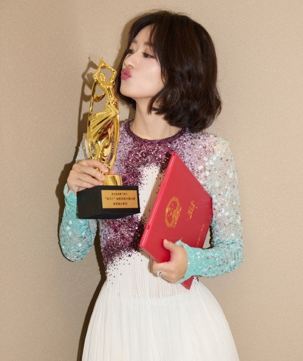 Triệu Lệ Dĩnh giành hai giải thưởng lớn ở mảng truyền hình, một giải thưởng điện ảnh chỉ trong vòng 3 tháng.