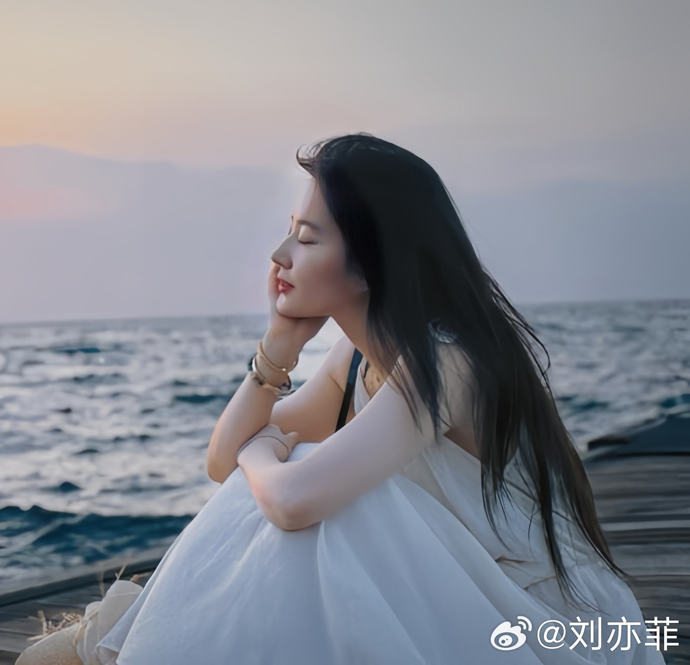 Lưu Diệc Phi khoe ảnh đi nghỉ dưỡng tại Thái Lan. Nữ diễn viên để mặt mộc, khoe làn da trắng sứ. Lưu Diệc Phi khoe ảnh đi nghỉ dưỡng tại Thái Lan. Nữ diễn viên để mặt mộc, khoe làn da trắng sứ.