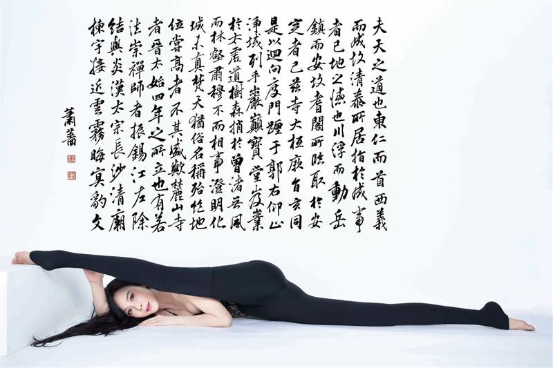 Nữ diễn viên thể hiện sự dẻo dai đáng ngưỡng mộ ở tuổi U60. Nữ diễn viên thể hiện sự dẻo dai đáng ngưỡng mộ ở tuổi U60.