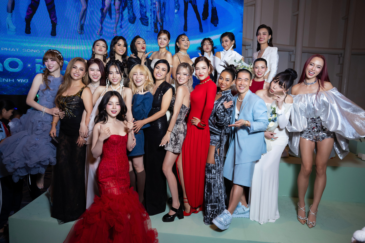 Dàn chị đẹp khoác lên mình những mẫu váy áo lộng lẫy, giúp bản thân tự tin khi trình diễn song cũng đáp ứng tiêu chí khi lên sóng truyền hình. Dàn chị đẹp khoác lên mình những mẫu váy áo lộng lẫy, giúp bản thân tự tin khi trình diễn song cũng đáp ứng tiêu chí khi lên sóng truyền hình.