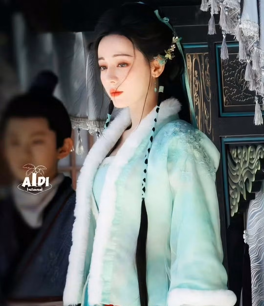 Theo Sina, những ngày qua đoàn phim Mộ Tư Từ tích cực tung loạt tạo hình mới của Địch Lệ Nhiệt Ba nhằm cứu vãn lại danh tiếng trong ngày đầu khởi quay. Bộ sưu tập trang phục trong phim của mỹ nhân Tân Cương đa dạng màu sắc và đều được đánh giá đơn giản nhưng đẹp sang trọng. Theo Sina, những ngày qua đoàn phim Mộ Tư Từ tích cực tung loạt tạo hình mới của Địch Lệ Nhiệt Ba nhằm cứu vãn lại danh tiếng trong ngày đầu khởi quay. Bộ sưu tập trang phục trong phim của mỹ nhân Tân Cương đa dạng màu sắc và đều được đánh giá đơn giản nhưng đẹp sang trọng.