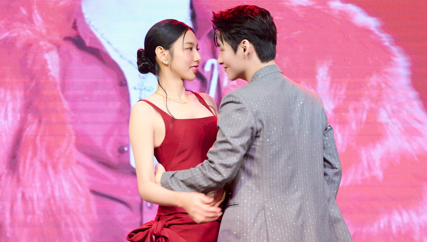 Hoa hậu Thùy Tiên có màn khiêu vũ với Hùng Huỳnh trong buổi giao lưu.