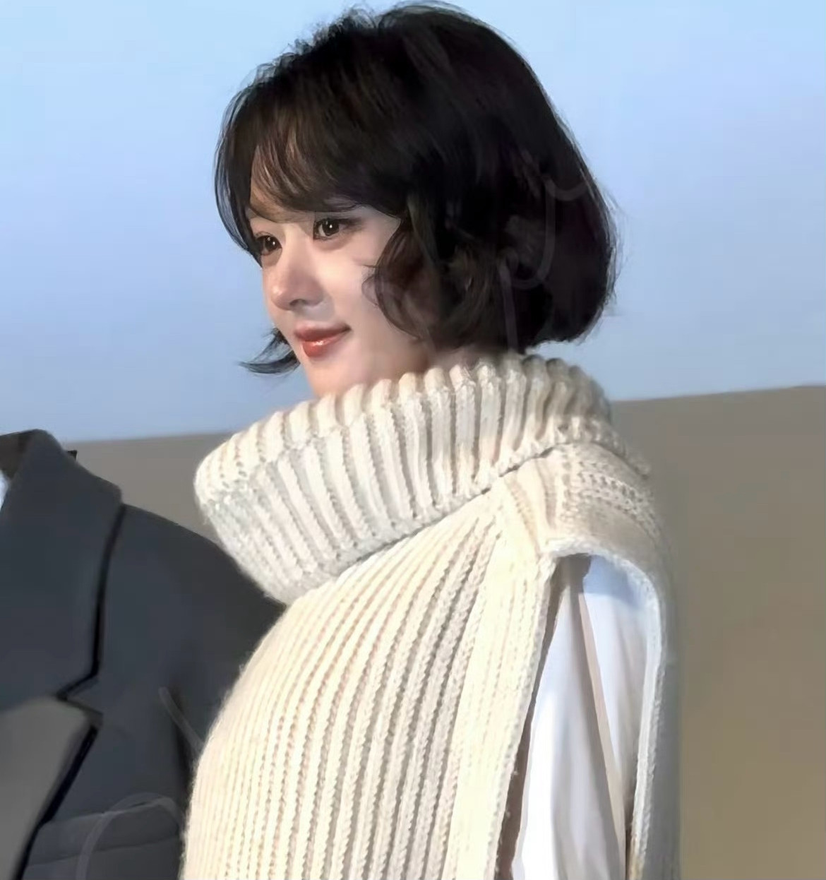 Triệu Lộ Tư và Triệu Lệ Dĩnh cắt tóc giống nhau.