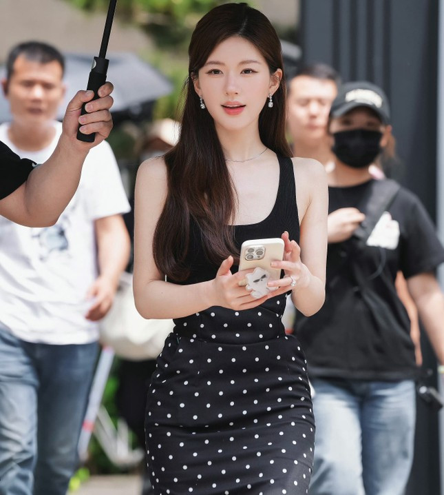 Triệu Lộ Tư đóng cùng một vai với Triệu Lệ Dĩnh vì vậy không khó hiểu khi có nhiều bài đăng so sánh cả hai với nhau.