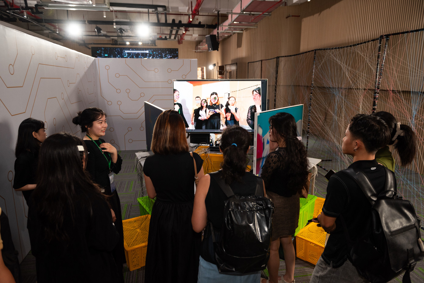 Trong khu vực Mạch phản chiếu, nhiều khán giả sợ hãi trước sức tàn phá của rác thải điện tử tới môi trường sống trên Trái Đất.