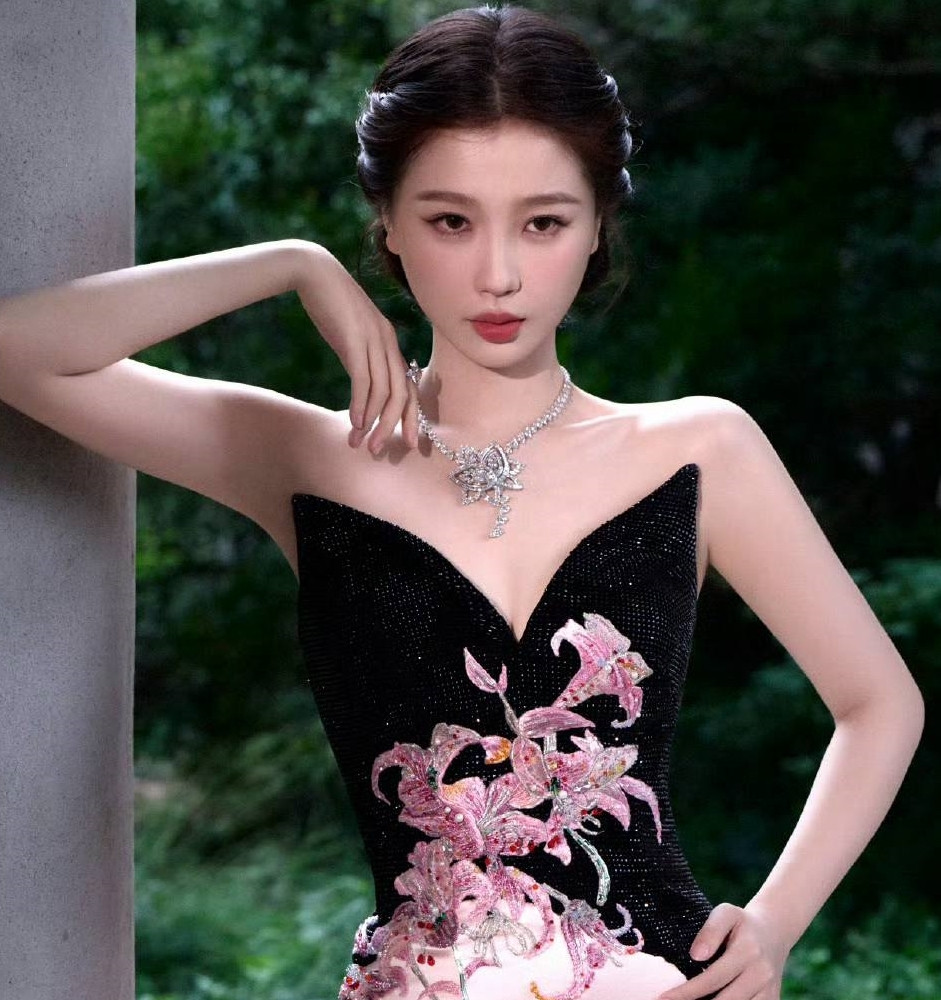 Ngu Thư Hân (trái) và Triệu Lộ Tư là kỳ phùng địch thủ của lứa tiểu hoa đán sinh sau năm 1995.