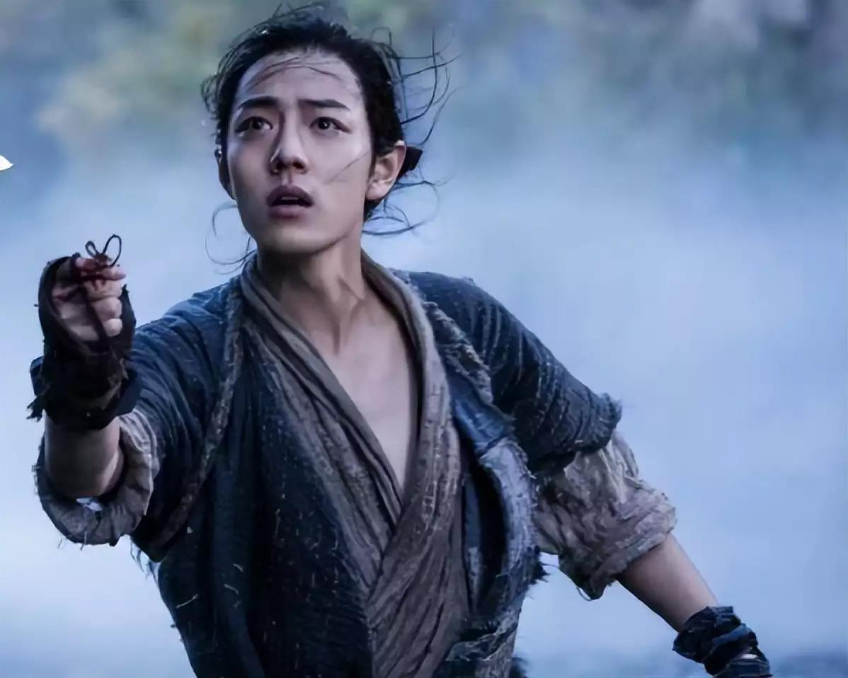 Trước đó, anh đóng chính trong phim Tru tiên bị chê dở, thậm chí nhận giải Cây Chổi Vàng dành cho Nam diễn viên gây thất vọng nhất năm. Trước đó, anh đóng chính trong phim Tru tiên bị chê dở, thậm chí nhận giải Cây Chổi Vàng dành cho Nam diễn viên gây thất vọng nhất năm.