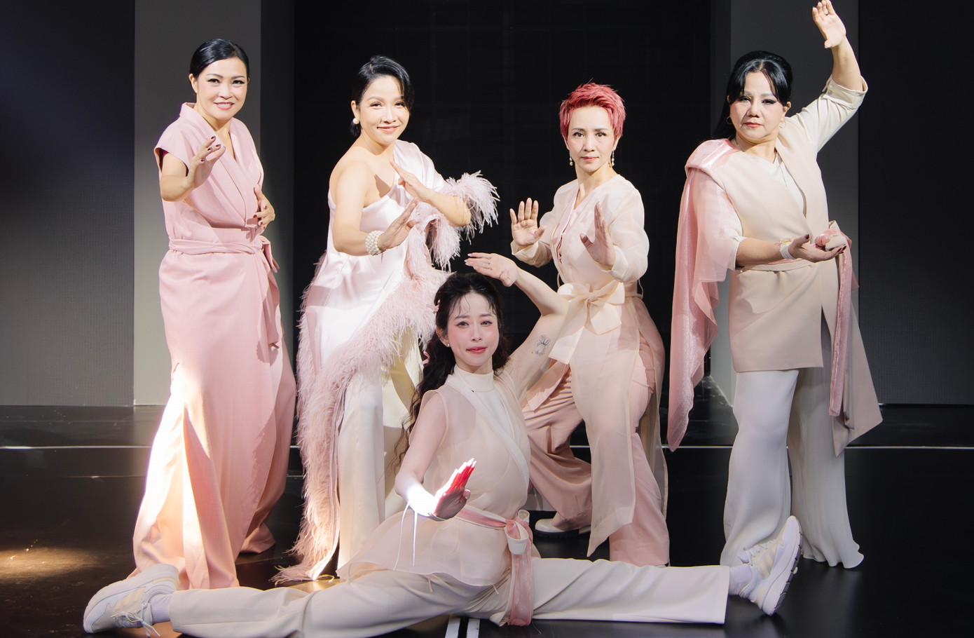 Ngoài những tiết mục được dàn dựng công phu, hoành tráng thì thời trang cũng là yếu tố được mọi người quan tâm. Ngoài những tiết mục được dàn dựng công phu, hoành tráng thì thời trang cũng là yếu tố được mọi người quan tâm.