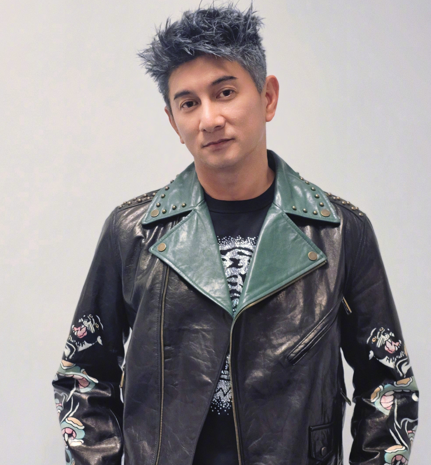 Ngô Kỳ Long tách bạch kinh tế với vợ. Trong khi trước đó, anh khẳng định sẽ chia 50% tài sản cho Lưu Thi Thi. Ngô Kỳ Long tách bạch kinh tế với vợ. Trong khi trước đó, anh khẳng định sẽ chia 50% tài sản cho Lưu Thi Thi.