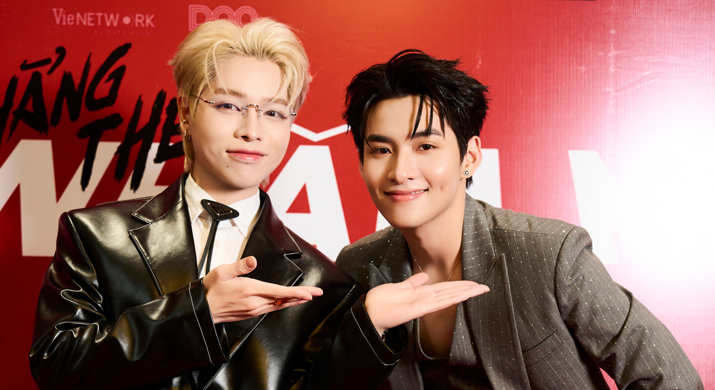 Đức Phúc tới chúc mừng Hùng Huỳnh có sản phẩm âm nhạc mới.