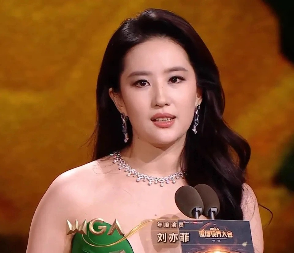 Bên cạnh đó, nữ diễn viên lộ thân hình tròn trịa hơn ảnh đã qua chỉnh sửa. Bên cạnh đó, nữ diễn viên lộ thân hình tròn trịa hơn ảnh đã qua chỉnh sửa.