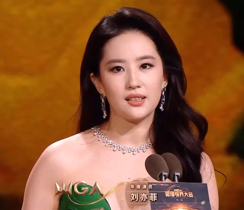 Bên cạnh đó, nữ diễn viên lộ thân hình tròn trịa hơn ảnh đã qua chỉnh sửa. Bên cạnh đó, nữ diễn viên lộ thân hình tròn trịa hơn ảnh đã qua chỉnh sửa.