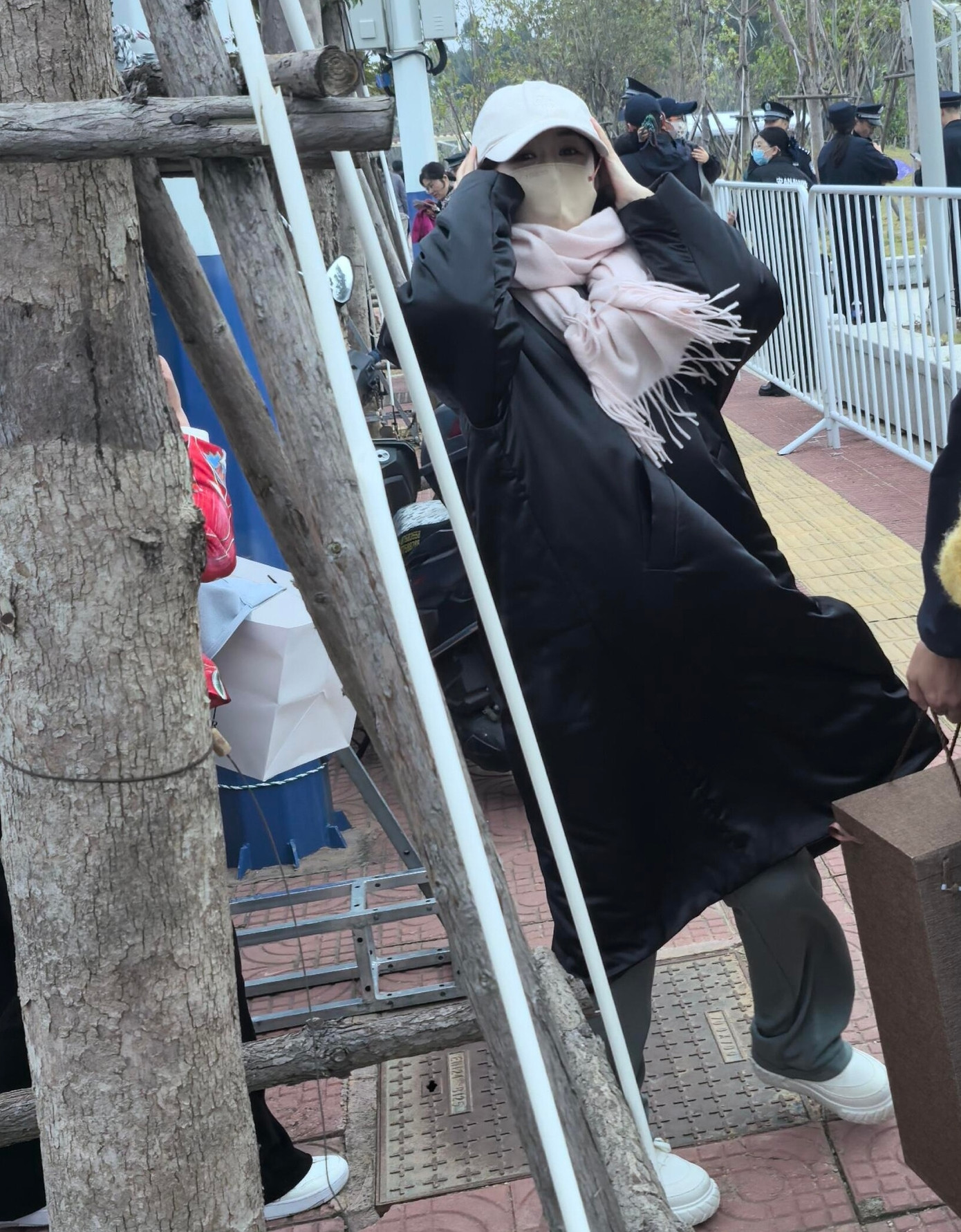 Triệu Lệ Dĩnh và Lâm Canh Tân tham gia lễ bắn pháo hoa tại Tuyền Châu, Trung Quốc. Triệu Lệ Dĩnh và Lâm Canh Tân tham gia lễ bắn pháo hoa tại Tuyền Châu, Trung Quốc.