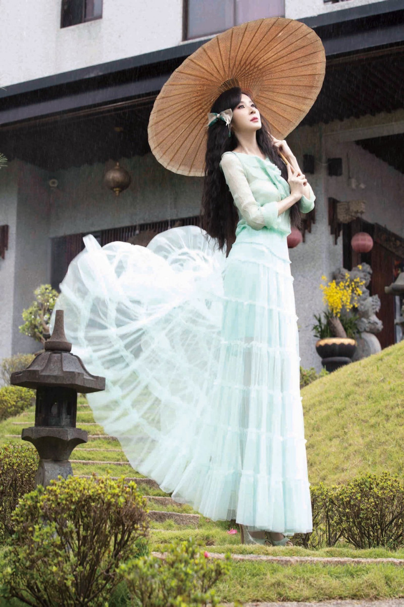 Diễn viên độc thân sau những mối tình sóng gió với các người tình đại gia như Tào Hưng Thanh và Lâm Kim Long. Diễn viên độc thân sau những mối tình sóng gió với các người tình đại gia như Tào Hưng Thanh và Lâm Kim Long.